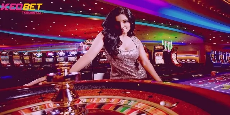 ดีลเลอร์ที่น่าดึงดูดและสวยงามแจกไพ่โดยตรง